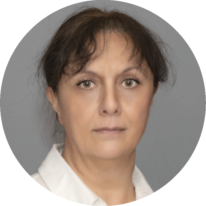 A portréfotó szürke háttér előtt készült az ötvenes éveiben járó Csilláról. Középbarna, hosszú haját hátul összefogta. A középen elválasztott, laza hullámos frufruja a szemöldökéig ér. Szívalakú arca finoman sminkelt. A szemöldöke barna, szépen ívelt. Élénk, csillogó, zöldesbarna szeme magához vonzza a tekintetünket. Szemöldökét és szempilláját enyhe fekete festéssel hangsúlyozta. Orra egyenes vonalú. Ajkán természetes hatású szájfény látszik. Csilla kreolos arcszínével összhangban áll V-nyakkivágású, galléros, hófehér ingblúza. Kissé tűnődő arckifejezése ellenére a kép határozottságot sugall.