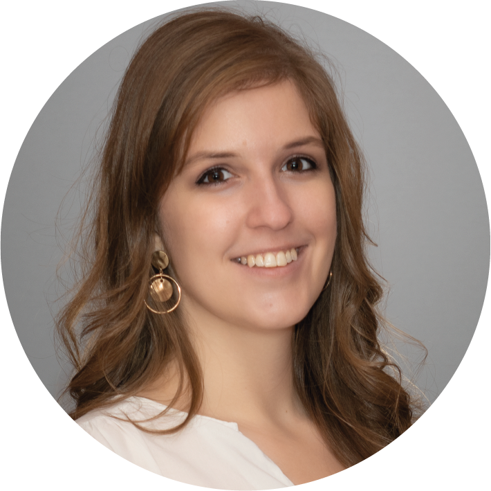 Fanni, a húszas évei vége felé járó, üde megjelenésű fiatal hölgy. Portréfotóján,mely egy egyszerű világoszürke háttér előtt készült, mellkasáig látszik. Magabiztosan, kihúzott testtartással áll. Testével (hozzánk képest) enyhén jobbra fordul, arcával azonban egyenesen a kamerába néz. Hosszú, fénylőn gesztenyebarna haja bal oldalon elválasztott. Frizurája a hajtöveknél egyenes, lejjebb laza hullámokba szedett, kibontva omlik vállaira és hátára. Fanni széles mosollyal, kedves tekintettel néz ránk. Finoman ívelt szemöldöke ritkásra szedett. Mandulavágású, csillogóan barna szemeit felül egy vékony vonalban, fekete szemhéjtussal emelte ki. Fanni orra kissé pisze. Vékony ajkai egészen világos rózsaszín, matt árnyalatú szájbalzsammal vannak kifestve. Fülében bronz színű, lógós fülbevalót visel, ami két kisebb kör alakú lapocskából áll, melyek rövidke, egészen vékony lánccal vannak összekovácsolva. Az alsó körlapocskát egy nagyobb méretű, vékony karika fogja körbe. Fanni rövid ujjú, gallér nélküli, szolíd V kivágású, fehér blúzt visel.